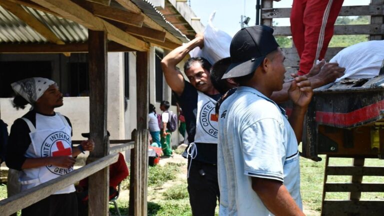 Llegan ayudas humanitarias para comunidad indígena confinada en Antioquia